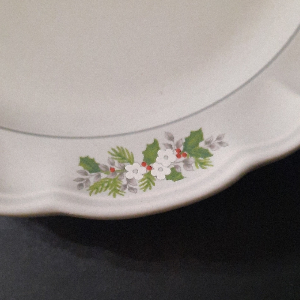 Set of 2 Pfaltzgraff White Dinner Plate with Holly and Red Berry Accents - Picture 9 of 13